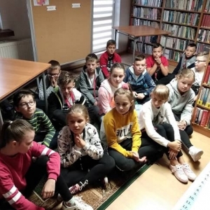 Dzieci słuchające lekcji bibliotecznej