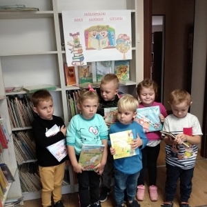 Dzieci trzymające książeczki 