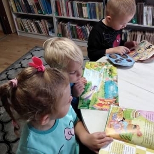 Dzieci przeglądające książeczki 