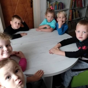 Dzieci siedzące przy okrągłym stoliku