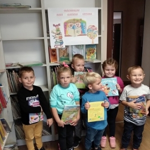 Dzieci trzymające książeczki 