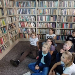 Dzieci oglądające prezentacje multimedialną