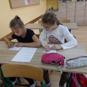Dzieci piszące wiersze