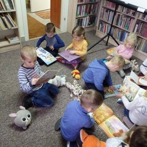 Przedszkolaki przeglądają książeczki z misiami