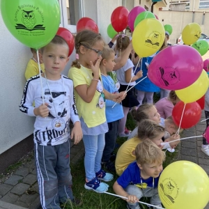 Przedszkolaki z balonikami i medalami.