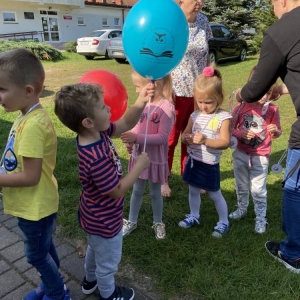 Przedszkolaki z balonikami 