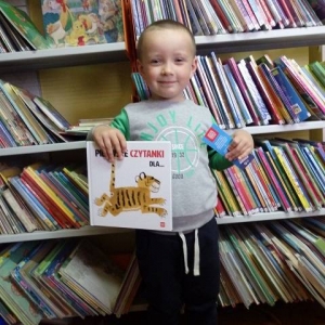 Przedszkolak z książką z Wyprawki czytelniczej z projektu "Mała Książka- wielki człowiek"