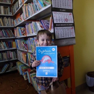 Dziecko z dyplomem za udział w projekcie "Mała Książka - wielki człowiek"